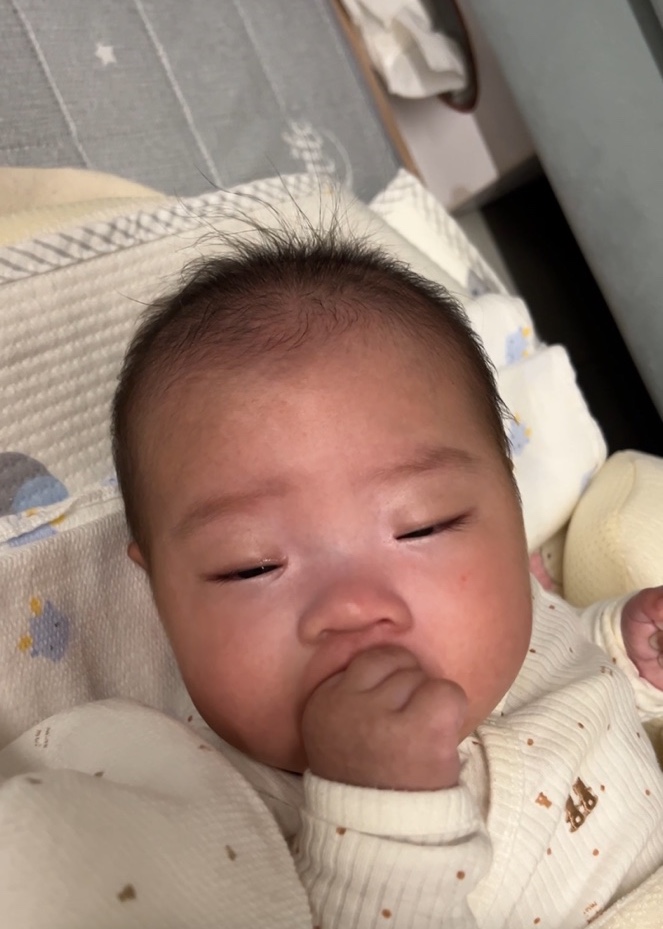 100일 아기가 손을 입에 넣고 빠는 모습(자기위안 행동)