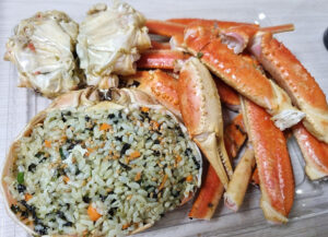 대게 제철에 즐기는 게딱지 대게 볶음밥과 살 가득 대게 다리