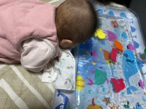 워터매트를 가까이에서 보는 우리 아기