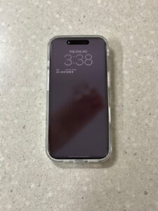 AOD 기능을 끈 후 어둡게 표시된 아이폰 잠금화면 모습