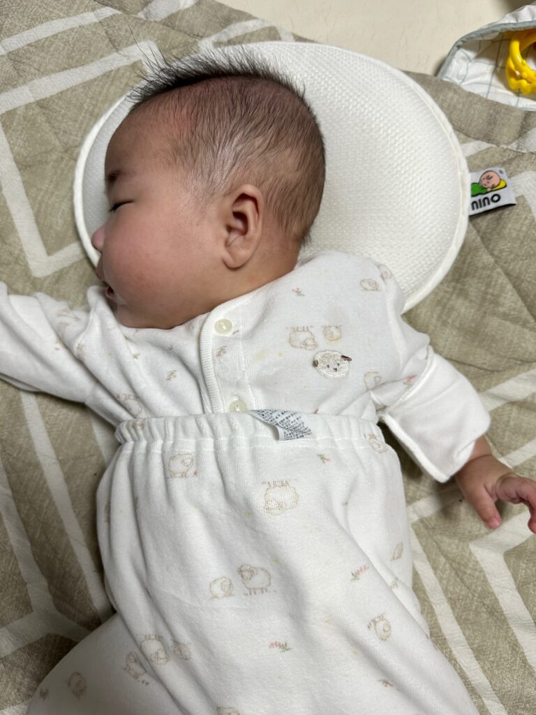 니노필로우 아기베개를 옆으로 베고 있는 사용 모습