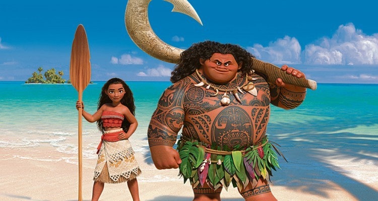 모아나 실사화에서 카트리나 라가아이아가 연기한 모아나와 드웨인 존슨의 마우이가 바다를 배경으로 서 있는 장면