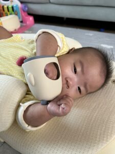 손가락 빨기 위생 관리용 아기 손 치발기 착용 모습