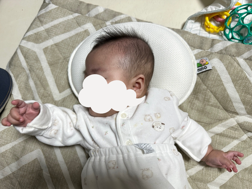 니노필로우 아기베개 사용중인 모습