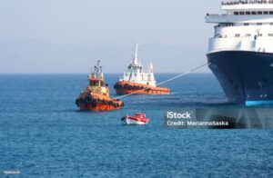 해경 구조정이 여객선 승객을 구조하는 모습을 형상화한 이미지