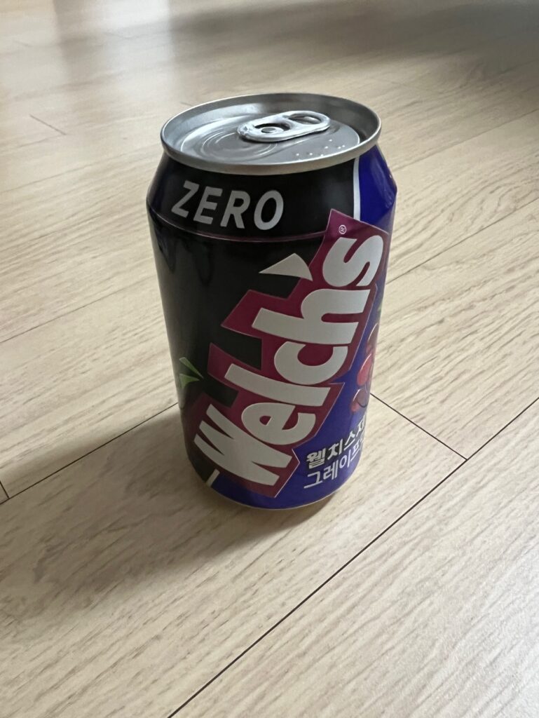 웰치스 제로 포도맛 솔직 후기를 위해 촬영한 실제 음료 캔 사진