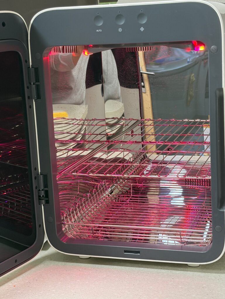 유팡 UP911A 젖병소독기 UV 살균등 점등 모습(빈 내부 선반)