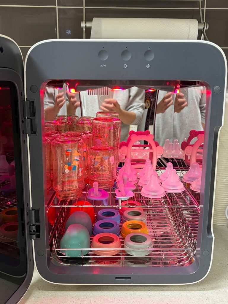 유팡 젖병소독기 UP911A 수납 예시—젖병·젖꼭지·실리콘 소품 정리