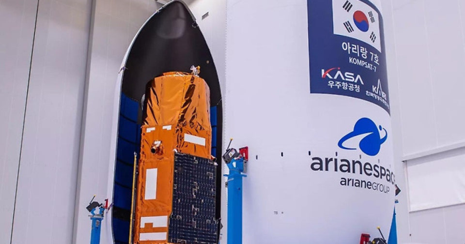 베가C 로켓에 탑재된 고해상도 위성 아리랑 7호가 프랑스령 기아나 우주센터에서 발사 준비 중인 실제 사진