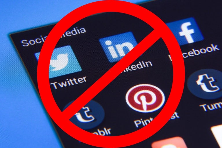 여러 소셜미디어 아이콘 위에 금지표시, SNS 사용금지와 청소년 SNS 규제 상징 이미지