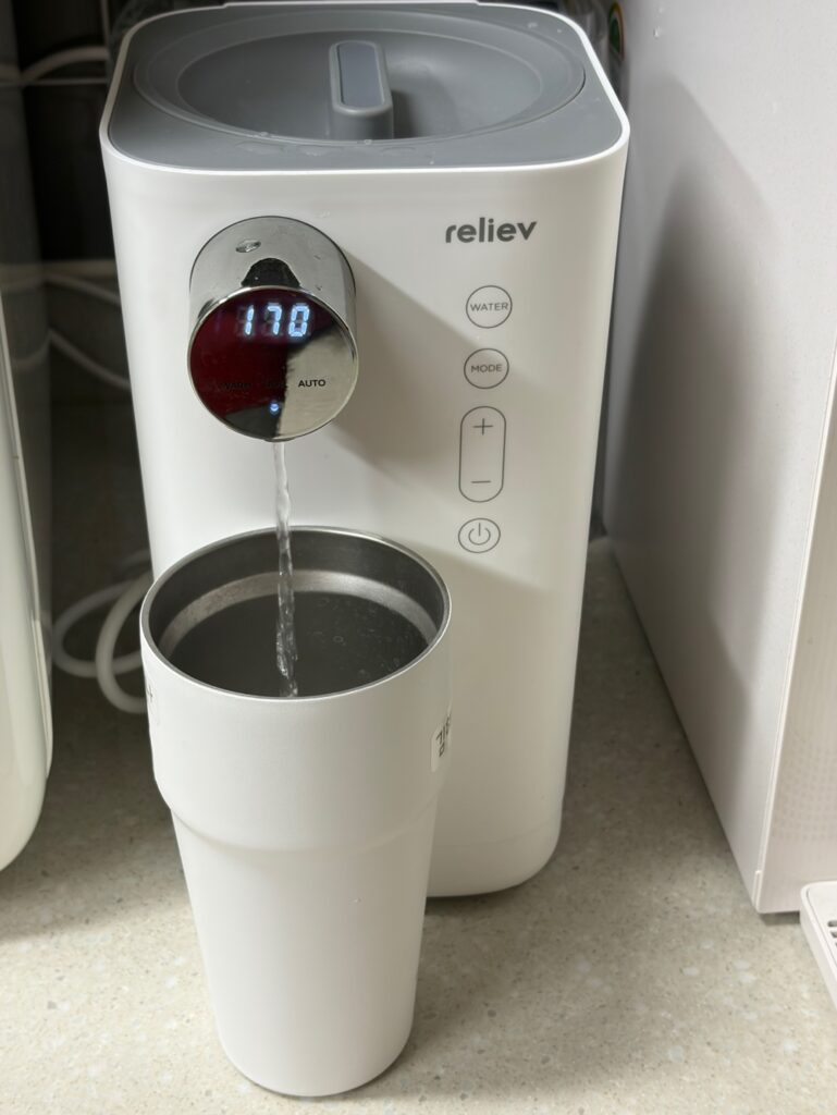 릴리브 분유포트 실사용 모습, 설정 온도로 물 출수하는 장면