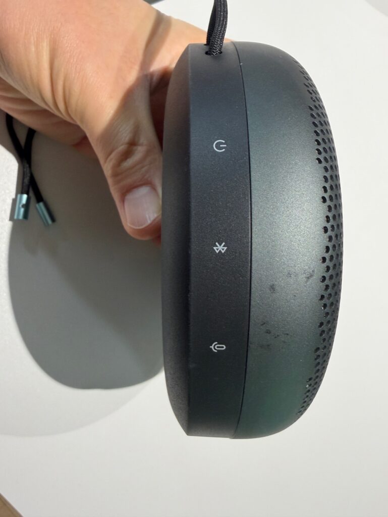 베오사운드 A1 2세대 측면 버튼 클로즈업(전원·블루투스·마이크 음소거)