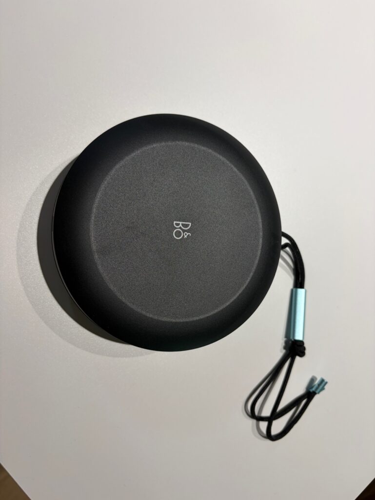 베오사운드 A1 2세대 하단뷰(로고와 스트랩 디테일)