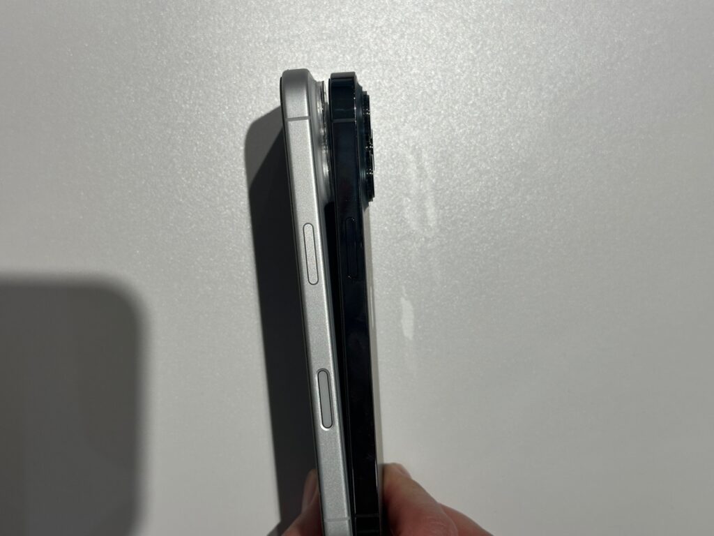 아이폰13프로 아이폰17 변경 후기: 두께와 측면 버튼 위치 옆면 비교와 베젤 체감 비교