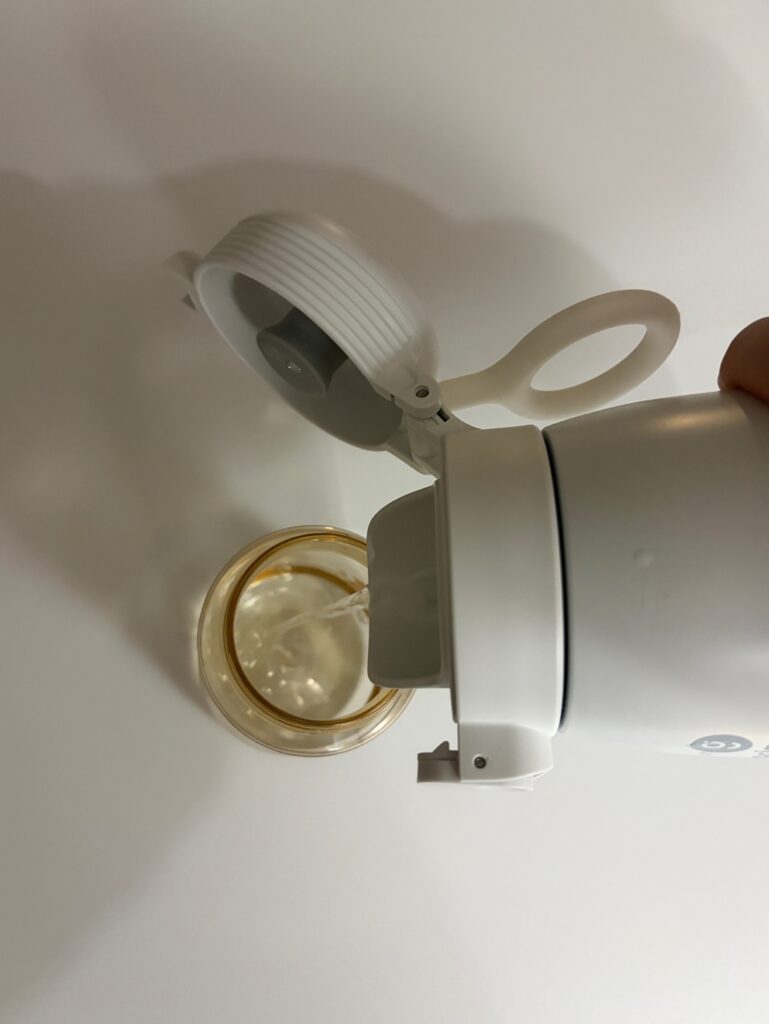 나리몽 분유포트로 물 따르는 실제 사용 장면