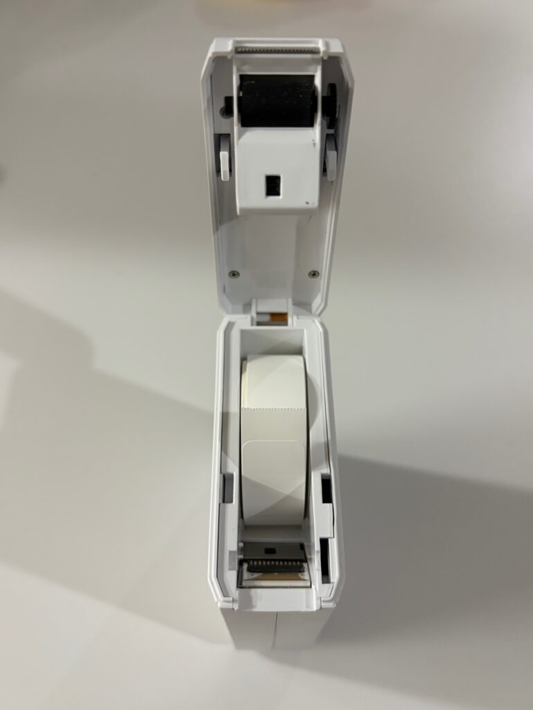 님봇 라벨프린터 D110 내부 라벨 롤 장착 모습