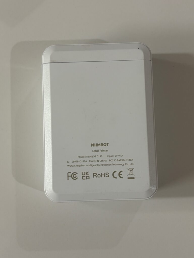 님봇 라벨프린터 D110 뒷면 모델 정보와 인증 마크