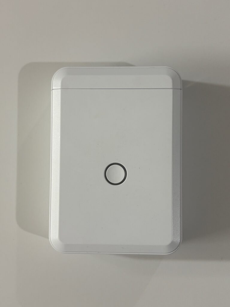 님봇 라벨프린터 D110 상단 버튼이 보이는 정면 사진