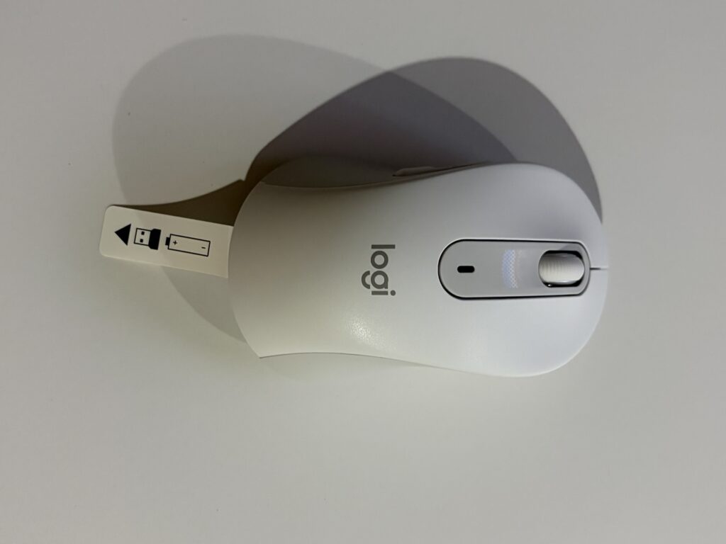 로지텍 M650 후기, 무소음 사무용 마우스 상단 디자인과 휠 모습