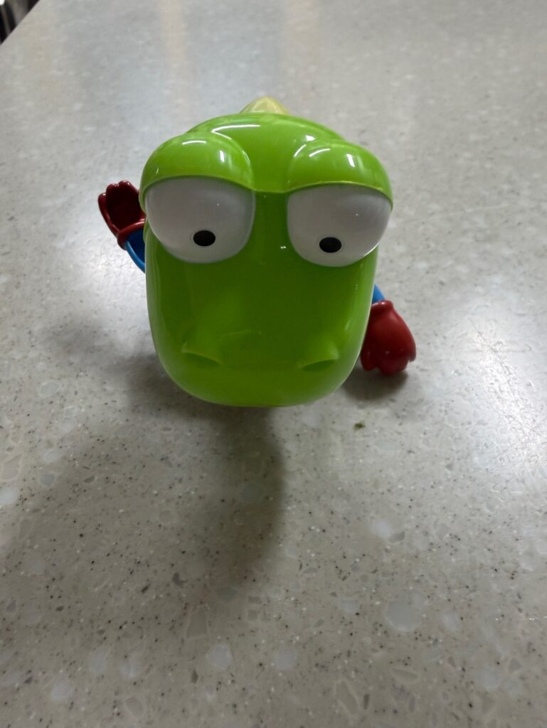 수영하는 크롱 장난감 얼굴 디테일 클로즈업