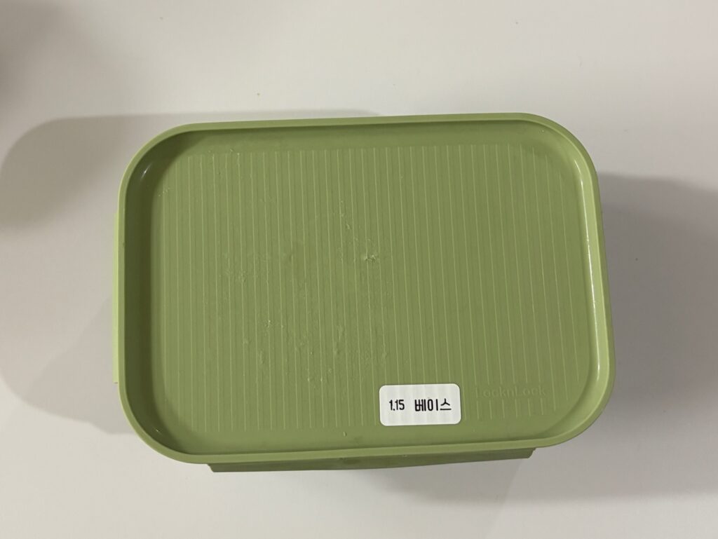 수납 용기에 라벨을 붙인 모습 님봇 D110 라벨프린터 활용