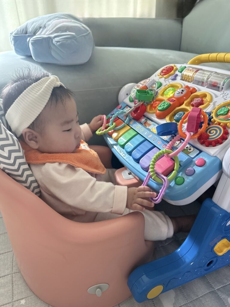 아기가 코니스 에듀테이블로 집중해서 노는 실제 사용 모습