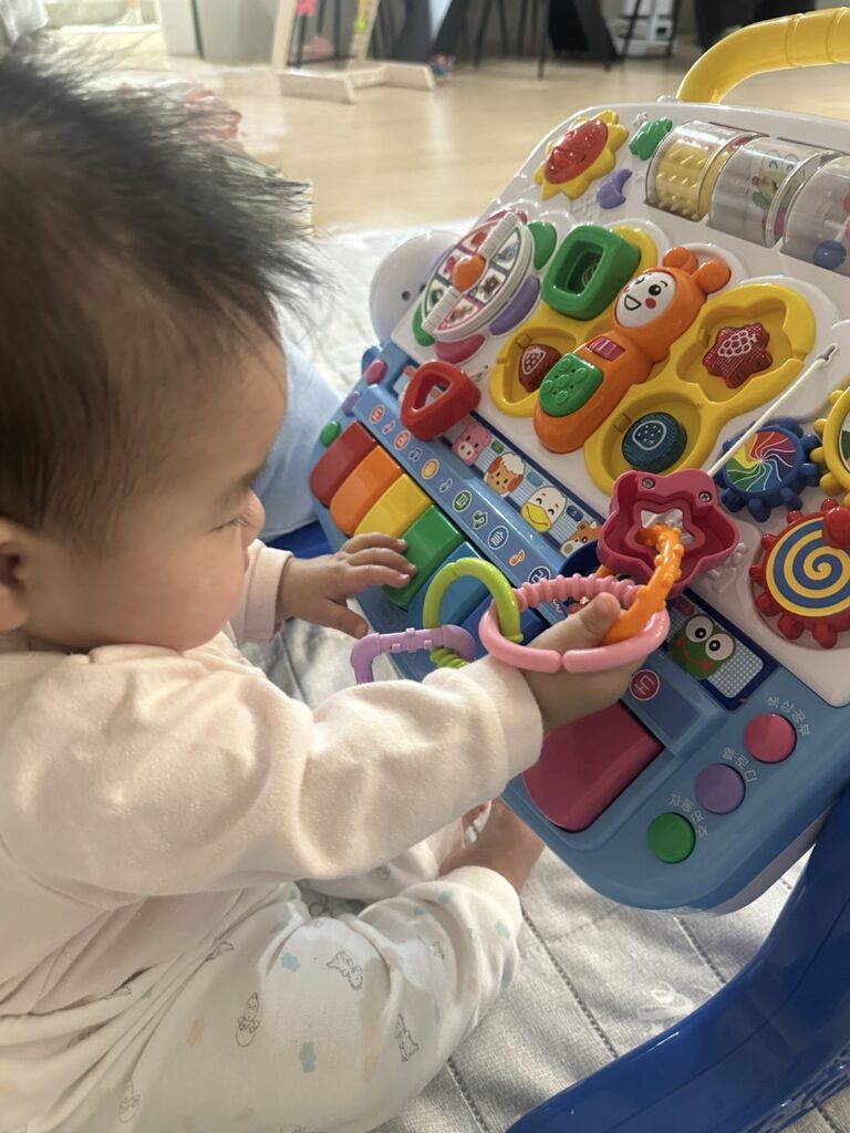 코니스 에듀테이블을 누르며 피아노 키에 반응하는 아기 모습
