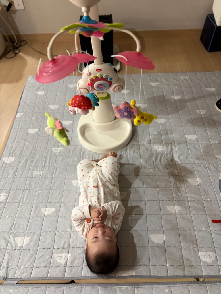 타이니 모빌을 보며 누워있는 아기 반응 모습