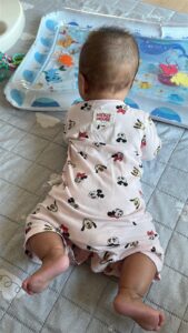 브로키 워터매트로 터미타임 하는 4개월 아기 뒷모습