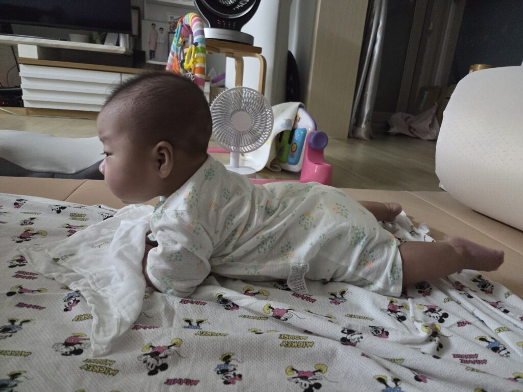 옆모습으로 본 4개월 아기 터미타임 자세와 고개 들기 연습